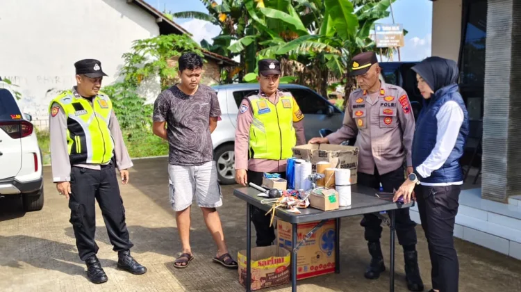 Polsek Bojong Amankan Balon Udara dan Petasan