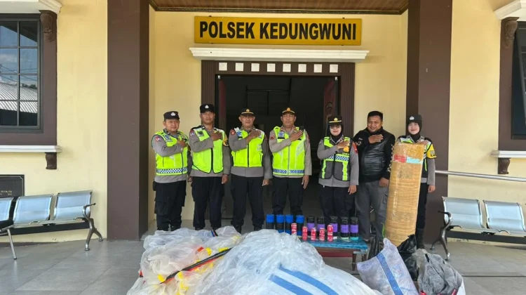Gempur Balon Udara Liar, Polsek Kedungwuni Sita Petasan Raksasa Setinggi 1,4 Meter