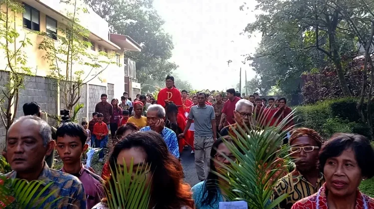 Umat Gereja Katolik Santo Mikael Pancaarga, Ikuti Prosesi Ibadah  Minggu Palma,