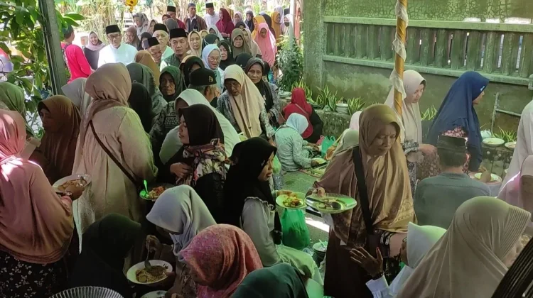 Sajian Lontong Opor Warnai Tradisi Syawalan dan Haul Wali Gembyang