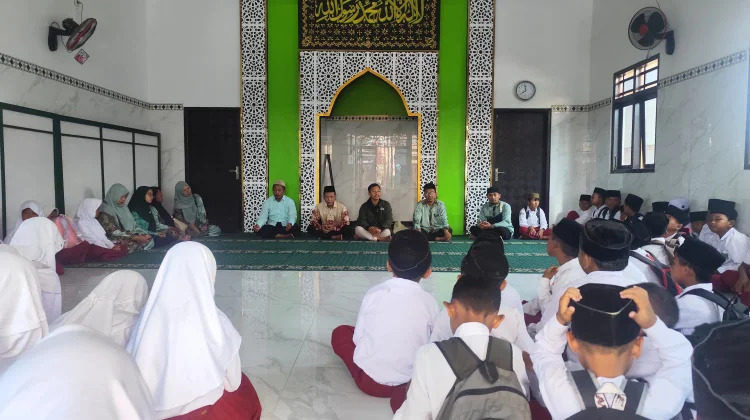 Hari Pertama Masuk Sekolah, Siswa MI Tegaldowo Belajar di Musala akibat Banjir