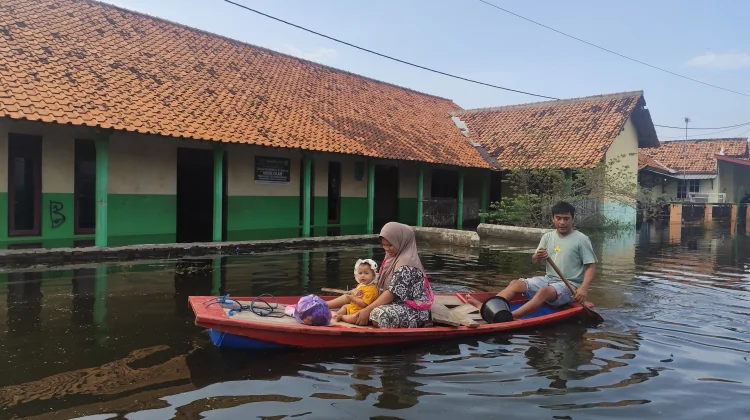 Lima Hari Terendam Banjir, Warga Tegaldowo Pekalongan Keluhkan Minimnya Bantuan