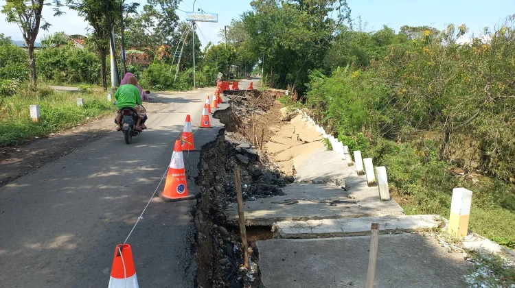 Jalan Pantianom Pekalongan Ambles, Mobil Tidak Bisa Melintas