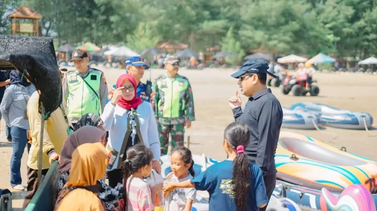 Bupati Rembang Tinjau Pantai Karang Jahe Terkait Isu Tiket Viral