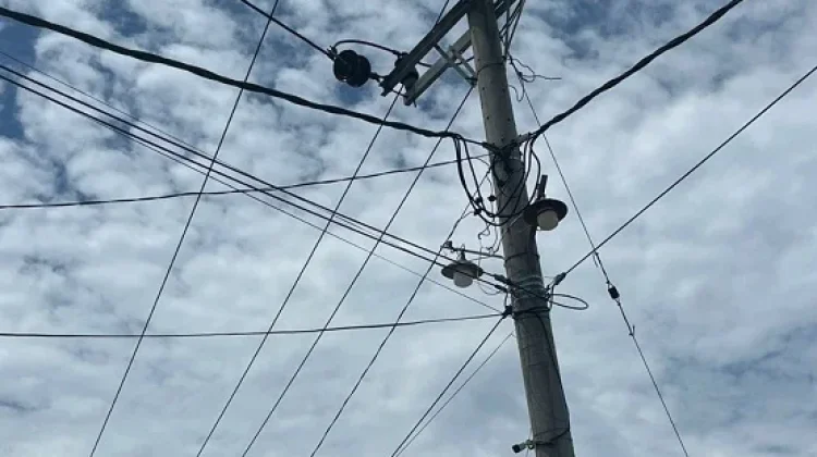 PLN Rembang Soroti Kabel Wifi Liar di Tiang Listrik, Ganggu dan Membahayakan