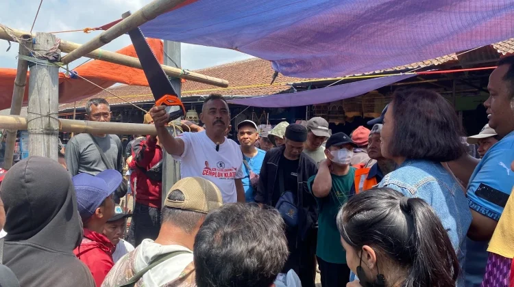 Keseruan Lelang Berbagai Perkakas di Pasar Tradisional