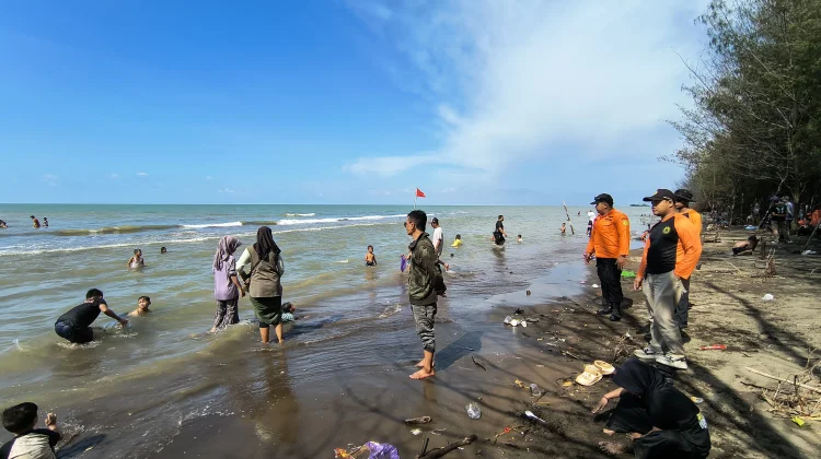 Libur Lebaran, Pengunjung Pantai Wonokerto Pekalongan Capai  15 Ribu Orang