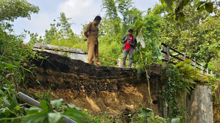 Banjir Picu Longsor Jembatan Desa Lumbung Mas Pati