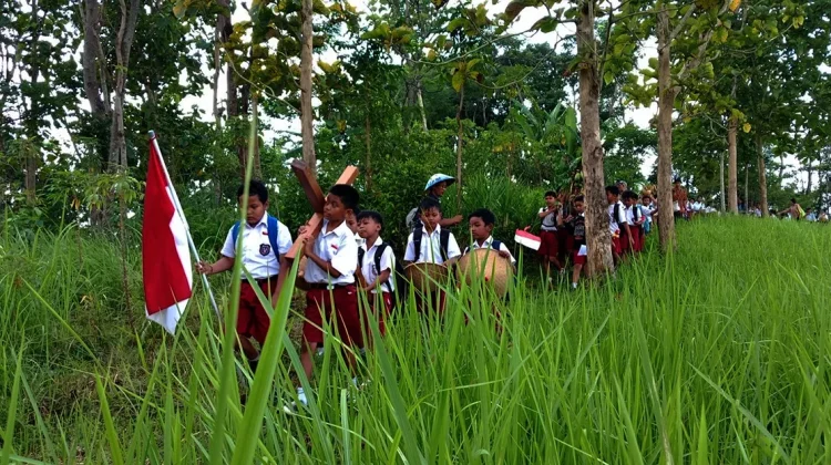 Unik, Prosesi Jalan Salib Siswa SD di Magelang Usung Gunungan Hasil Bumi