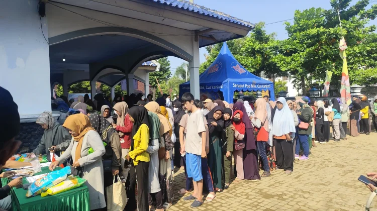 Harga Kebutuhan Pokok Mahal, Warga Kota Pekalongan  Serbu Pasar Murah