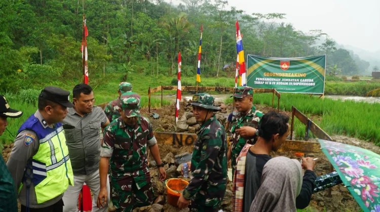 Dorong Konektivitas Warga Pekalongan, TNI Bangun Tiga Jembatan Gantung