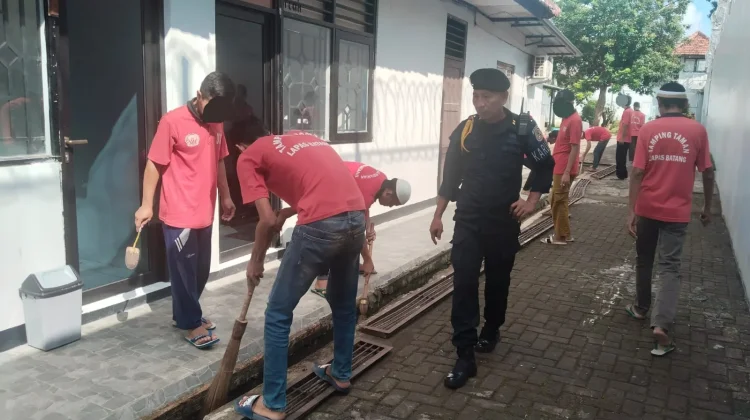 Wujudkan Lingkungan Sehat, Warga Binaan Bersihkan Selokan di Area Lapas Batang