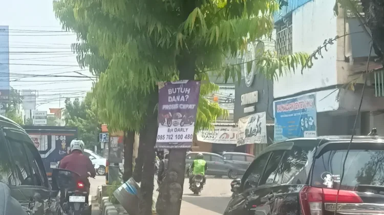 Halo RR, Warga Kota Semarang Keluhkan Iklan Dipasang di Pohon