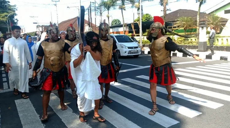 Jumat Agung, Umat Gereja Katholik Santo Ignatius Magelang Ikuti Kirab 1.000 Salib