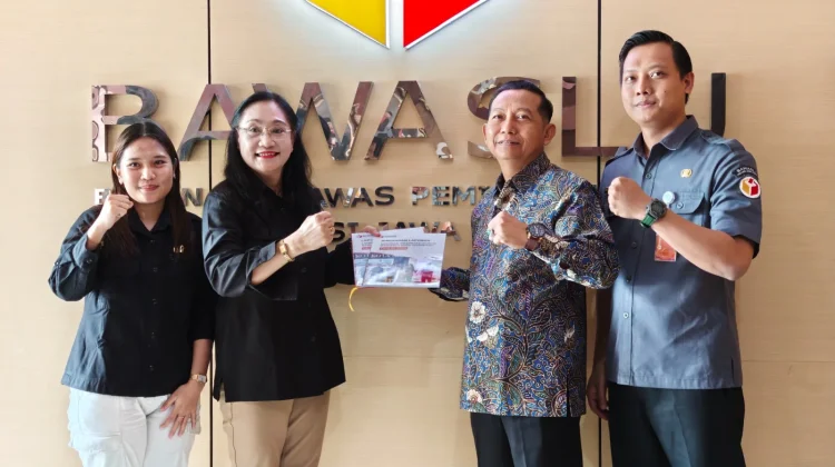 Bawaslu Kota Semarang Menyerahkan Laporan Layanan Informasi Publik Tahun 2025