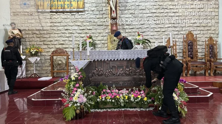 Brimob Polda Jateng Sterilisasi Gereja sebelum Prosesi Ibadah Paskah
