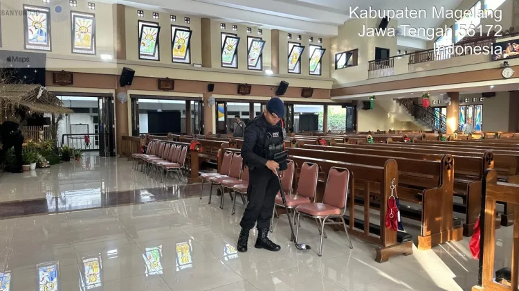 Brimob Polda Jateng Sterilisasi Gereja sebelum Prosesi Ibadah Paskah