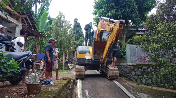 Babinsa Kawal Distribusi Alat Berat ke Lokasi Pembangunan Jembatan Garuda