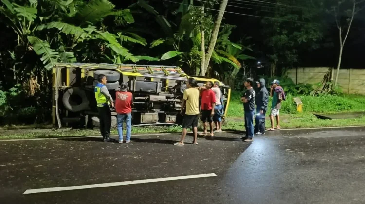 Kecelakaan Tunggal, Truk Mitsubishi Terguling di JLS Salatiga