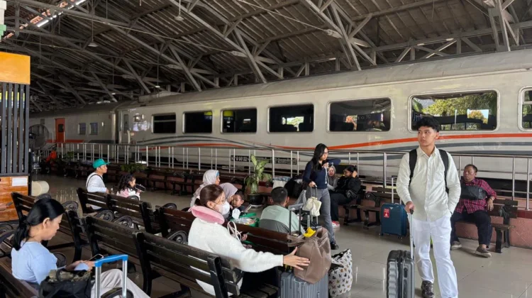 Libur Panjang, Mobilitas Penumpang Kereta Api di Stasiun Pekalongan Meningkat