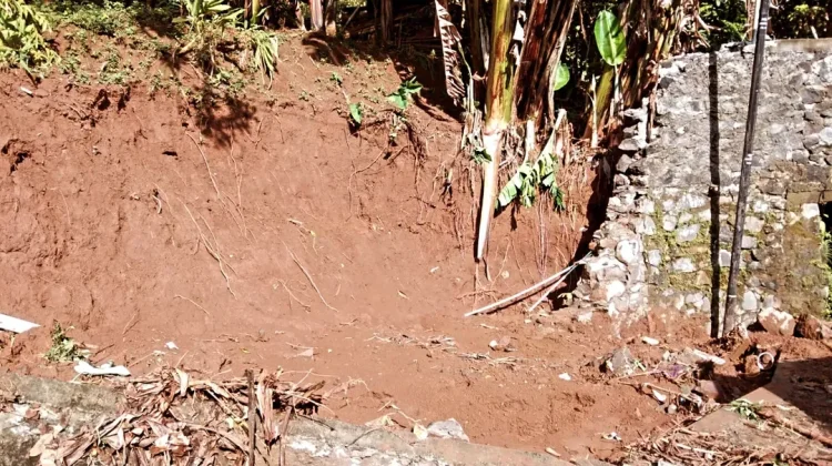 Hujan Deras Picu Longsor di Banyubiru, Tiga Warga Terdampak Dapat Bantuan PMI