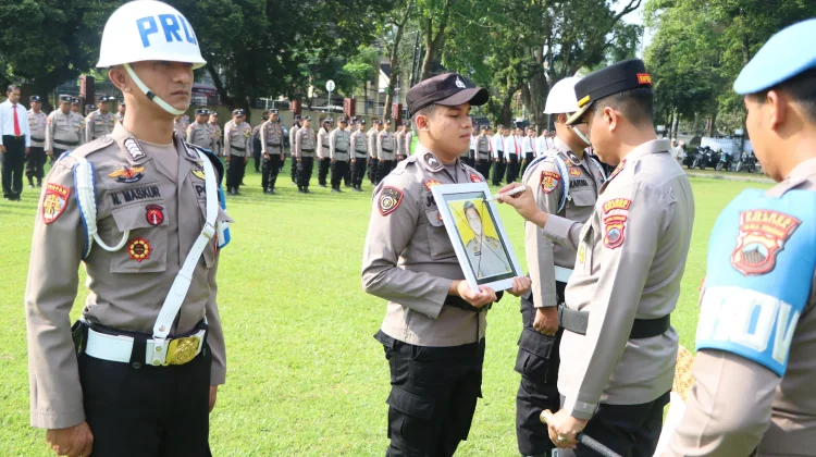 Jaga Integritas Polri, Kapolres Salatiga Beri Penghargaan dan Sanksi PTDH