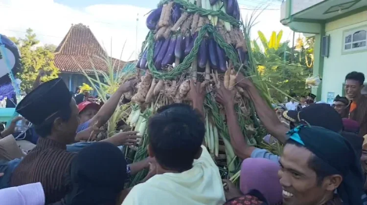 Festival Kupatan Desa Kadilangu Pati, Warga Berebut Sebelas Gunungan Ketupat
