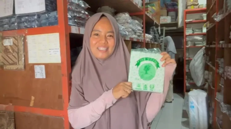 Harga Plastik Melonjak, Pedagang Kecil di Purworejo Terpaksa Pangkas Keuntungan