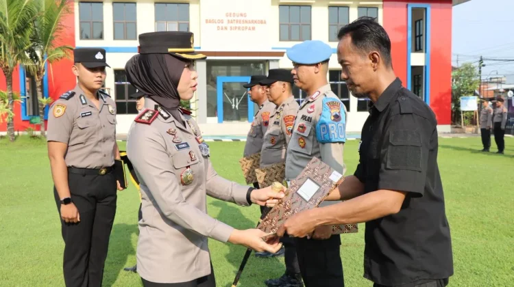 Aktif Jaga Kamtibmas, Kapolres Batang Ganjar Penghargaan untuk Personel dan Warga