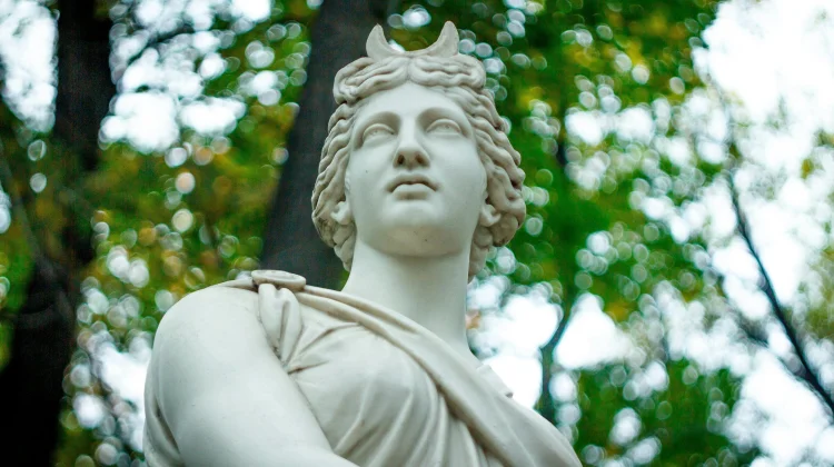 Artemis, Dewi Kesucian dalam Mitologi Yunani