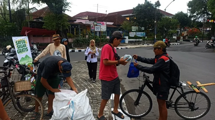 Bantu Petani, Komunitas Pesepeda MagelangBIKE Bagikan Sayuran