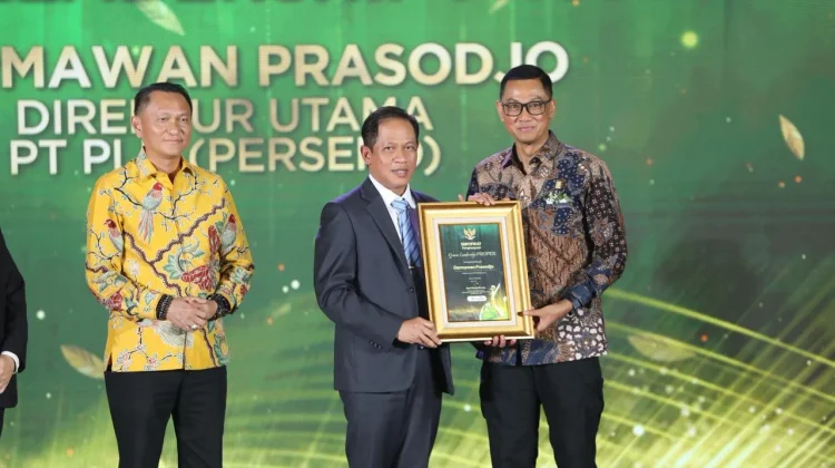 Dirut PLN Darmawan Prasodjo Raih Penghargaan Green Leadership