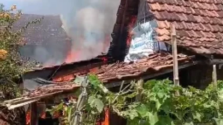 Kebakaran Hanguskan Rumah Warga Gabus Pati, Diduga Korsleting