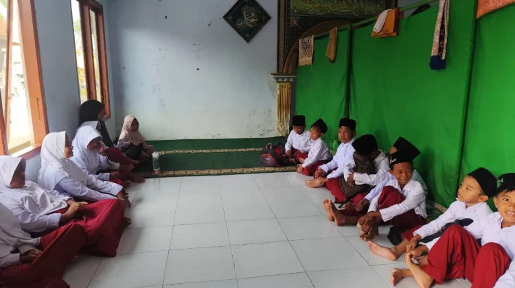 Sekolah Terendam, Kegiatan Belajar Mengajar Siswa Tegaldowo Dialihkan ke Musala