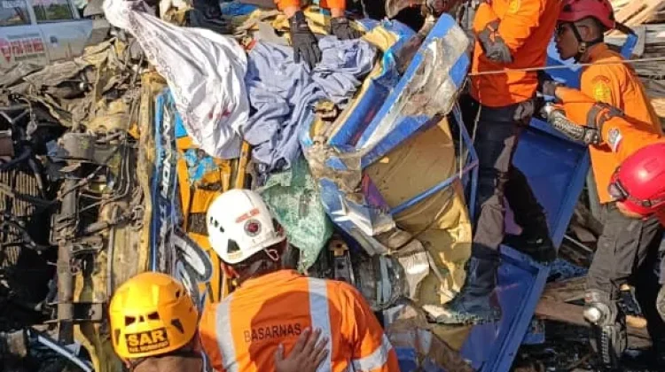 Truk Oleng Picu Kecelakaan Karambol Maut di Wonosobo