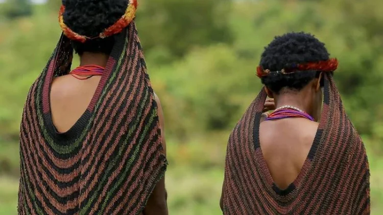Cara Unik Menggendong Anak dengan Noken di Papua
