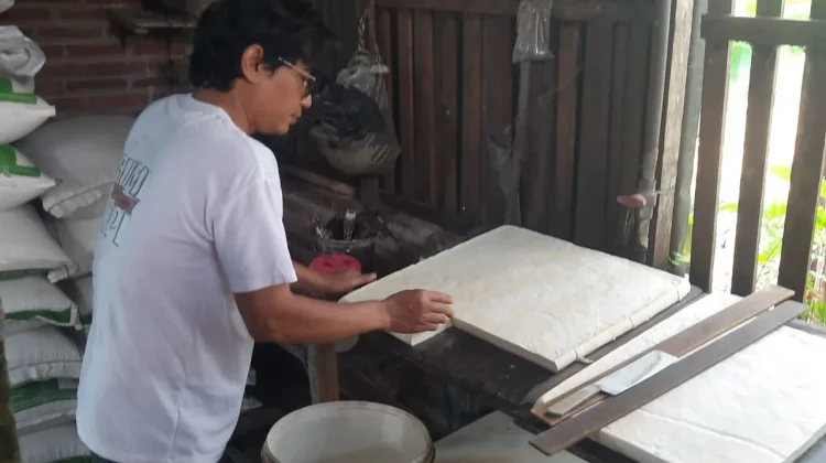 Perajin Tahu Terjepit Harga Kedelai