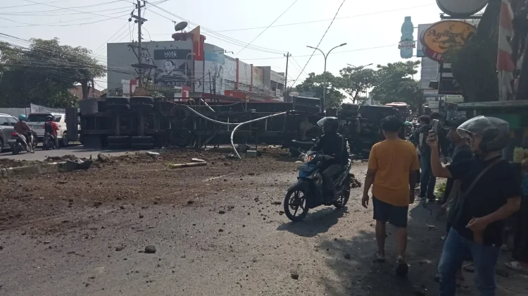 Polisi Dalami Penyebab Kecelakaan Truk Trailer di Turunan Silayur Ngaliyan