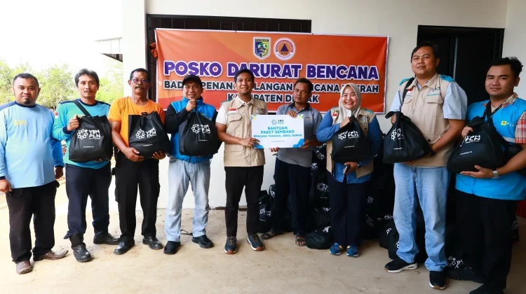 PLN Salurkan Bantuan Sembako Bagi Warga Terdampak Banjir di Desa Trimulyo Demak