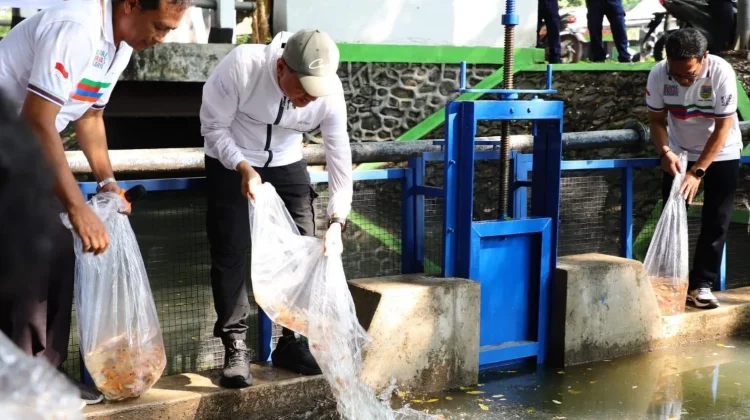 Ribuan Benih Ikan Nila Ditebar di Sungai Depan Dispartan Kudus
