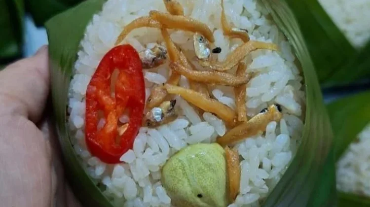 Keunikan Nasi Liwet Bungkus Daun Lauk Teri Pete