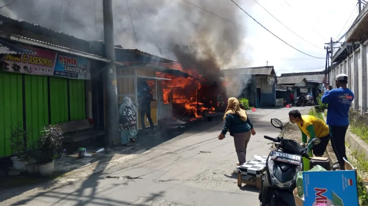 Lupa Matikan Kompor, Empat Kios di Bergas Terbakar