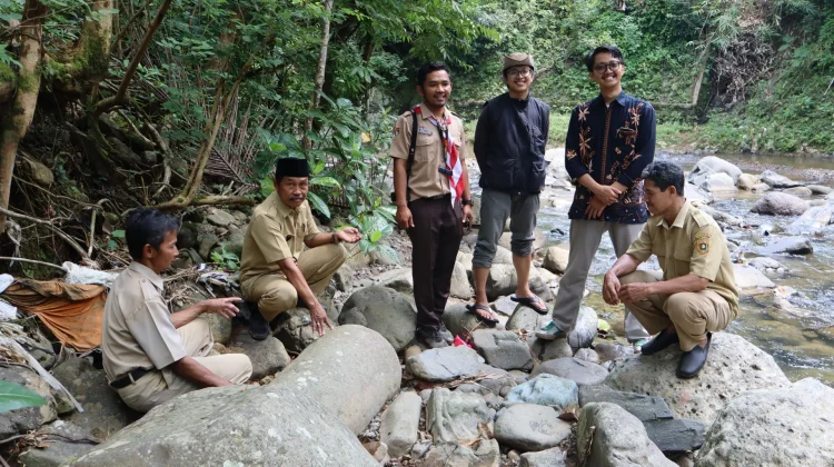 Lesbumi PCNU Purworejo Temukan Stamba Kuno Abad ke-7 di Sungai Semagung Bagelen