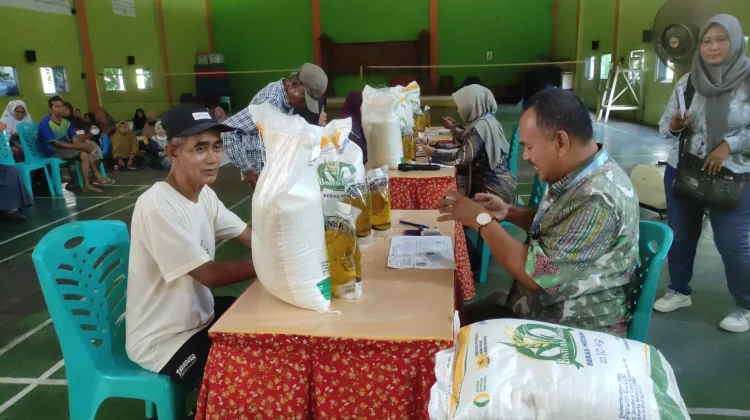 Pemkab Kendal Lanjutkan Penyaluran Bantuan Beras dan Minyak Goreng ke Masyarakat