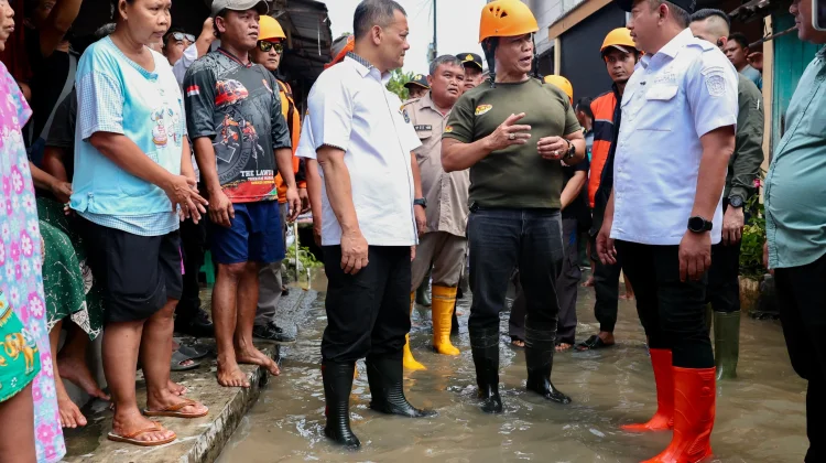 Gubernur Tinjau Lokasi Banjir Solo Raya, Air Mulai Surut