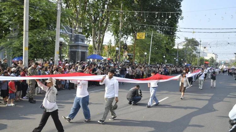 Merah Putih Sepanjang 100 Meter Terbentang di Karnaval Paskah Kota Semarang
