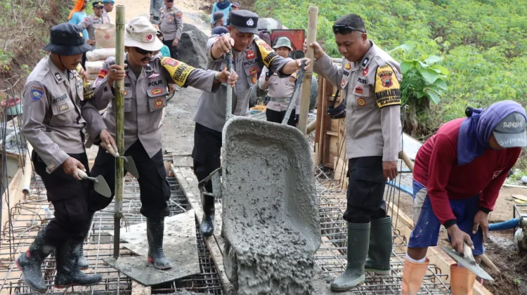 Jembatan Merah Putih Margorejo Pangkas Waktu Tempuh Warga