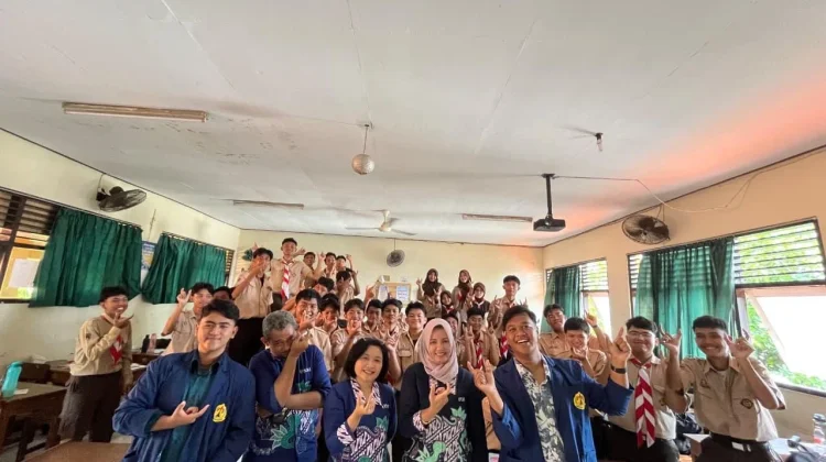 Dosen USM Ajak Siswa SMA N 11 Semarang Mahir Komunukasi Efektif