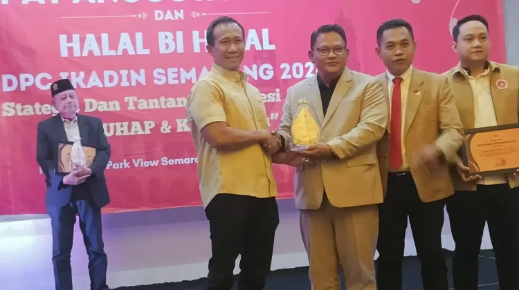 Zaenal  Petir Raih Penghargaan IKADIN Semarang, Konsisten Beri Bantuan Hukum