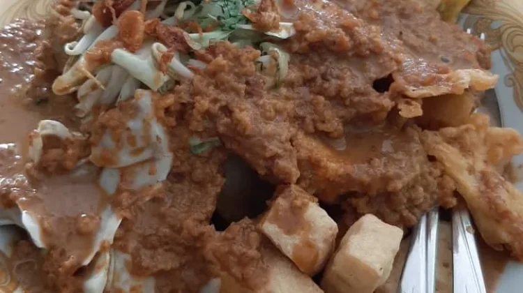 Lontong Campur Lamongan: Cita Rasa Autentik Jawa Timur